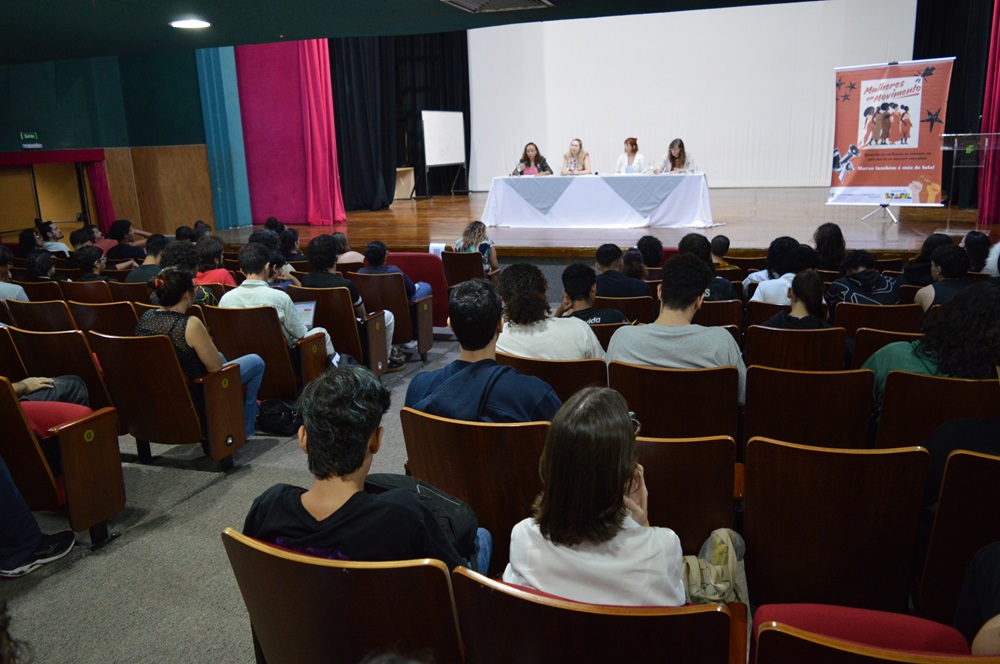 Mesa-redonda: “Mulheres ocupando espaços de poder e liderança: avanços e desafios contemporâneos” ocorreu na manhã de quinta-feira (26/3) no Teatro do IFG.
